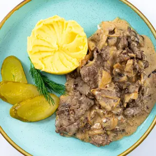 Бефстроганов с картофельным пюре