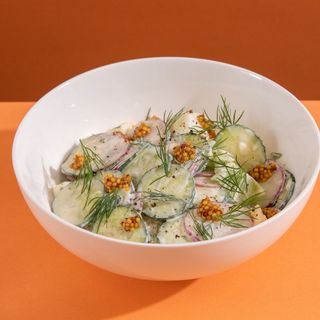 Салат с редисом и огурцом