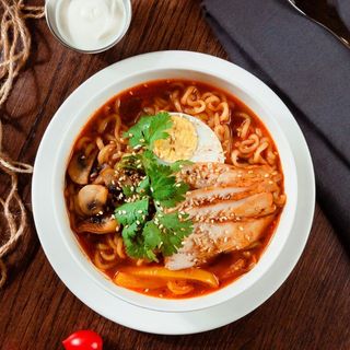 Рамён с курицей и грибами