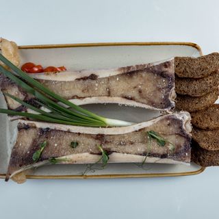 Жилик май с чесночными гренками и фирменным  соусом 