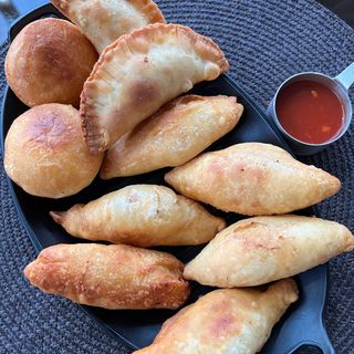 Ассорти из сочных пирожков , соусом барбекю 12 шт 