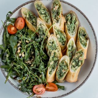 Спринг роллы с лососем и салатом чукой