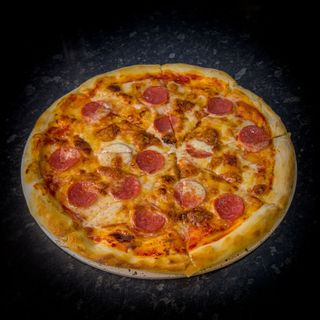 Пицца с салями