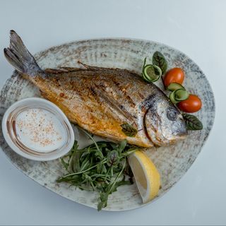 Дорадо на углях с сырным соусом и микс из зелени 