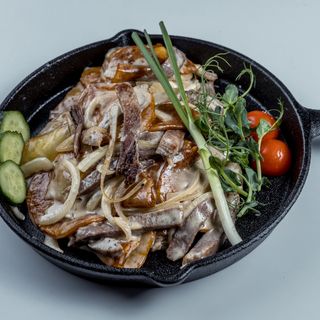 Язык с картофелем и грибами