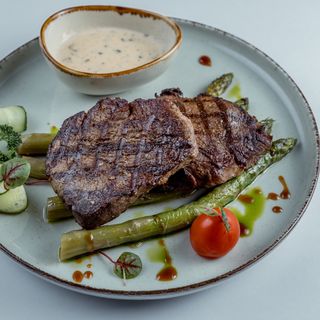 Медальоны из говядины со спаржей
