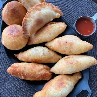 Ассорти из сочных пирожков 12 шт шт соусом барбекю 