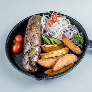 Колбаски "Восточные" асып , свежие овощи , зелень , соус