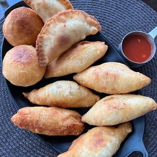 Ассорти из сочных пирожков 12 шт ,  соусом барбекю 