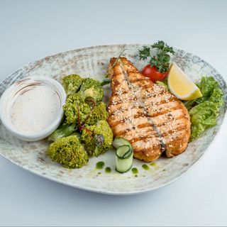 Лосось с брокколи
