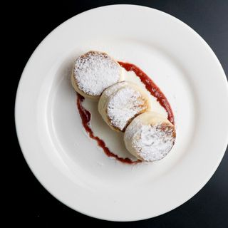 Сырники с джемом и сметаной