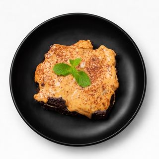 Шоколадный бисквит под сметанным топпингом