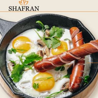 Глазунья с грибами и сосиской