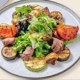 Салат гриль с телятиной