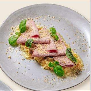 Скрембл с грибами и колбасой