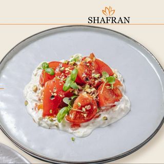 Салат маринованными томатами