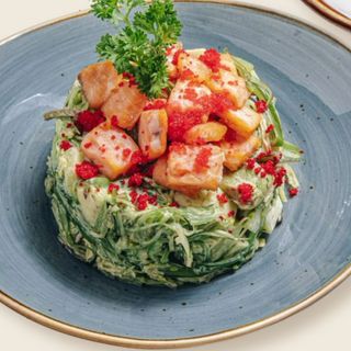 Салат с чукой и авокадо