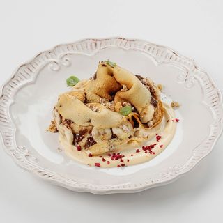 Блинчики с заварным кремом, бананом и орехами