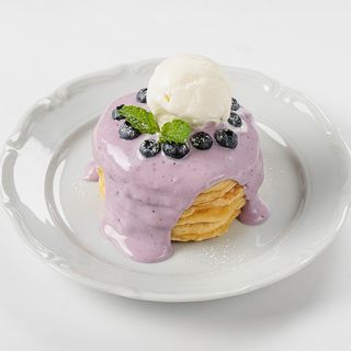 Панкейки черничные с мороженым