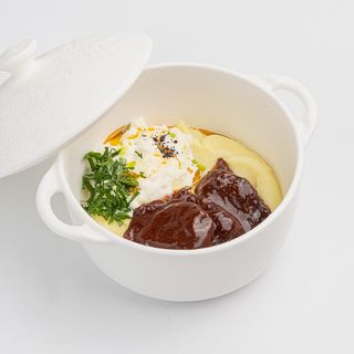 Щечки бычка томленые с картофельным пюреи страчателлой