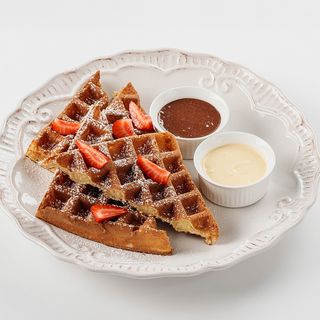 Вафли с  ванильным соусом