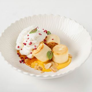  Сырники со взбитыми сливками и соусом манго