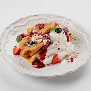 Блины со взбитыми сливками и ягодой