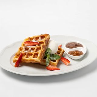 Бельгийские вафли с шоколадным соусом и шариком мороженого