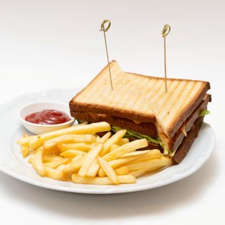 Клаб-сэндвич с курицей и картофелем фри