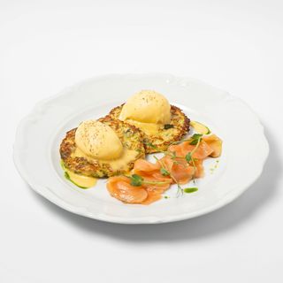 Зеленые кабачковые оладьи с семгой слабой соли