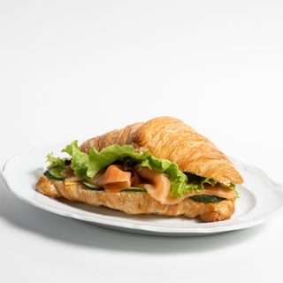 Круассан с лососем