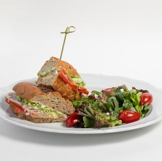 Панини с индейкой, сыром чеддер и микс салатом