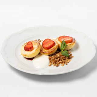 Запеченные сырники с греческим йогуртом, гранолой и ягодным кули