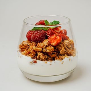 Йогурт с гранолой и ягодами
