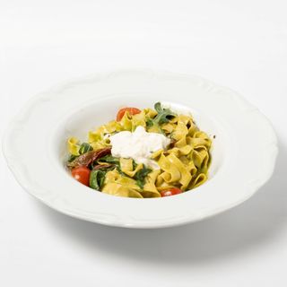 Тальятелле с вялеными томатами, страчателла и песто