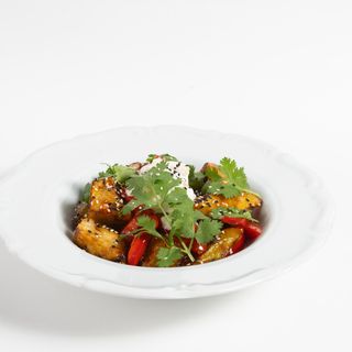 Салат с хрустящими баклажанами и страчателлой