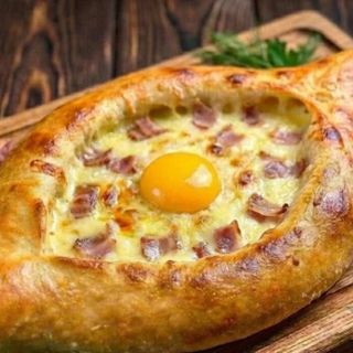 Хачапури по-аджарский с мясом (с яйцом, большой)