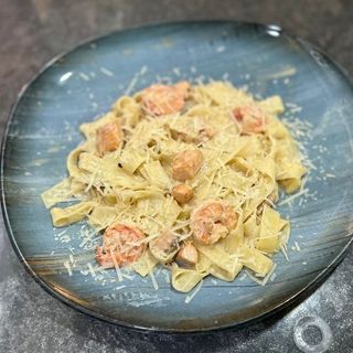 Паста с креветками и семгой