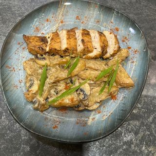 Куриная грудка с плавленным сыром и томленным грибочками и картофелем