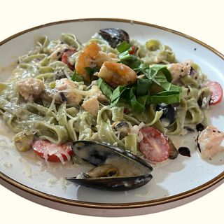 паста с морепродуктами и соусом альфредо