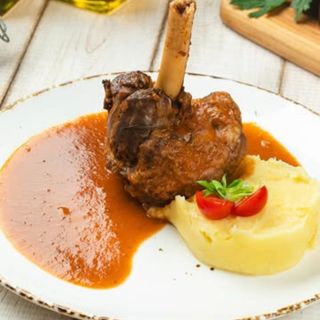 Баранья рулька с картофельным пюре и мясным соусом