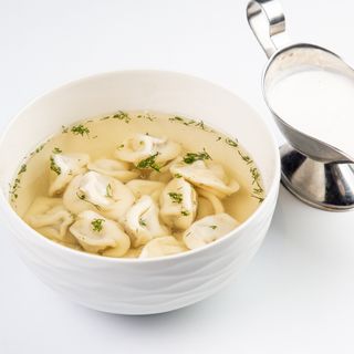 Пельмени домашние с бульоном