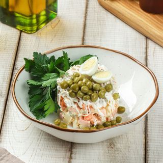 Оливье с колбасой-по домашнему