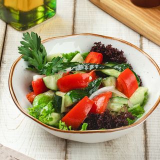 Салат из свежих овощей с маслом