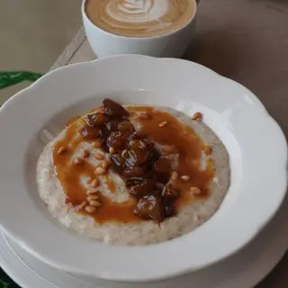 Овсяная каша с карамельной грушей