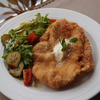 Шницель из куриной грудки с салатом из маринованных огурчиков
