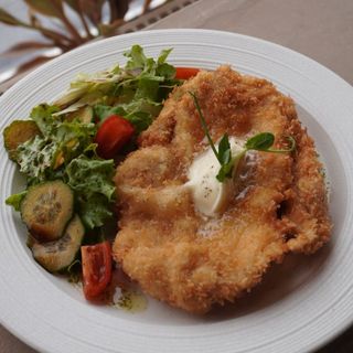 Шницель из куриной грудки с салатом из маринованных огурчиков