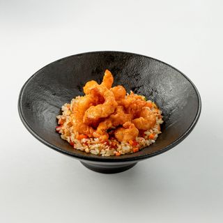 Креветки в соусе "Динамит" с рисом и овощами