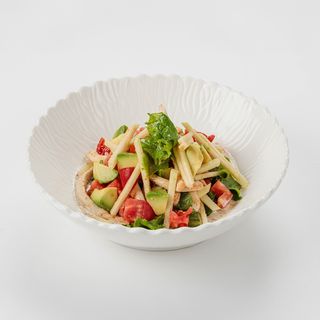 Салат с курицей и авокадо