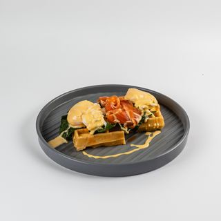 Бельгийские вафли с яйцом пашот и семгой